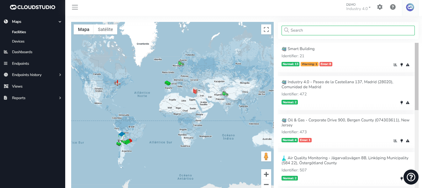 Carte du monde des installations avec marqueurs et liste latérale indiquant leur état